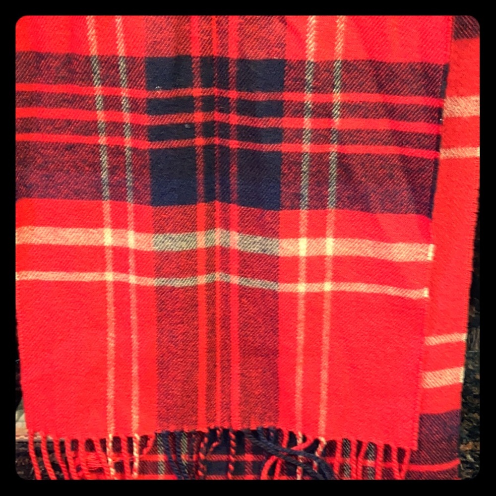 Beautiful red/white/black scarf!!
